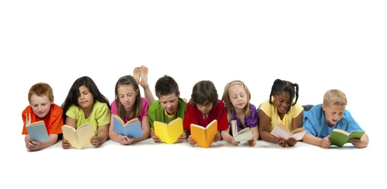 8 Kinder liegen auf dem Boden halten Bücher in der Hand und lesen